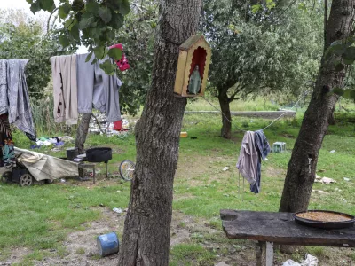 - romsko naselje Dobru&scaron;ka vas- 19.09.2024 - V Kulturnem domu v &Scaron;kocjanu je bila seja Medresorske vladne komisije za urejanje položaja Romov, medtem bo pred kulturnim domom tudi protestni shod//FOTO: Jaka Gasar