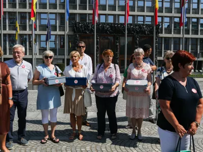 . Brigita Skela Savič,- Du&scaron;an Keber., - Igor Pribac (v ozadju), - predsednica združenja Srebrna nit Anita Caruso.- 17.07.2023 - avtorji zakona o pomoči pri prostovoljnem končanju življenja so oddali zbrane podpise volivcev in volivk v zakonodajni postopek; - predlog zakona o dolgotrajni oskrbi,- Evtanazija //FOTO: Bojan Velikonja