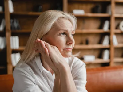 Stressed sad tired exhausted caucasian middle-aged mature businesswoman freelancer relaxing on the couch sofa, thinking about family marriage work problems at work office / Foto: Inside Creative House