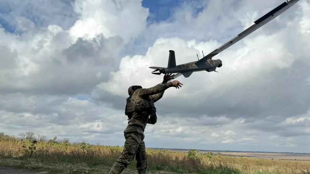 FILE PHOTO: A serviceman of the 59th Separate Assault Brigade of Unmanned Systems named after Yakov Handziuk of the Armed Forces of Ukraine, launches a reconnaissance drone, amid Russia's attack on Ukraine, near the frontline town of Pokrovsk in Donetsk region, Ukraine October 6, 2025. REUTERS/Stringer/File Photo