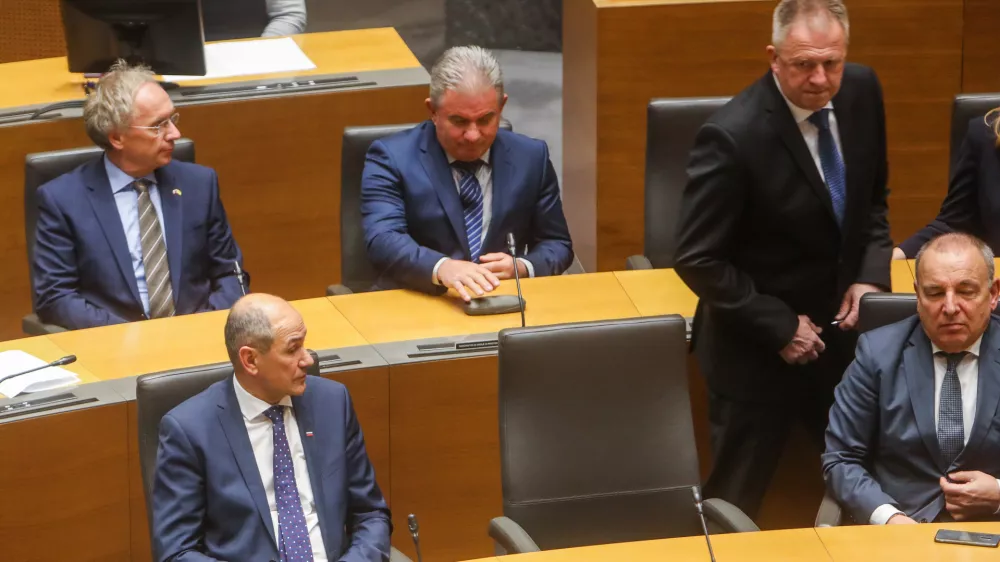 zaprisega ministrovminister za gospodarski razvoj in tehnologijo inpredsednik SMC Zdravko Počival&scaron;ekpredsednik vlade Janez Jan&scaron;a (SDS)13.03.2020 - Državnizbor - izredna seja DZ, na kateri so potrdili listo kandidatov za ministre pod vodstvom predsednika vlade Janeza Jan&scaron;e //FOTO: BojanVelikonjaMatej Tonin, minister za obrambo