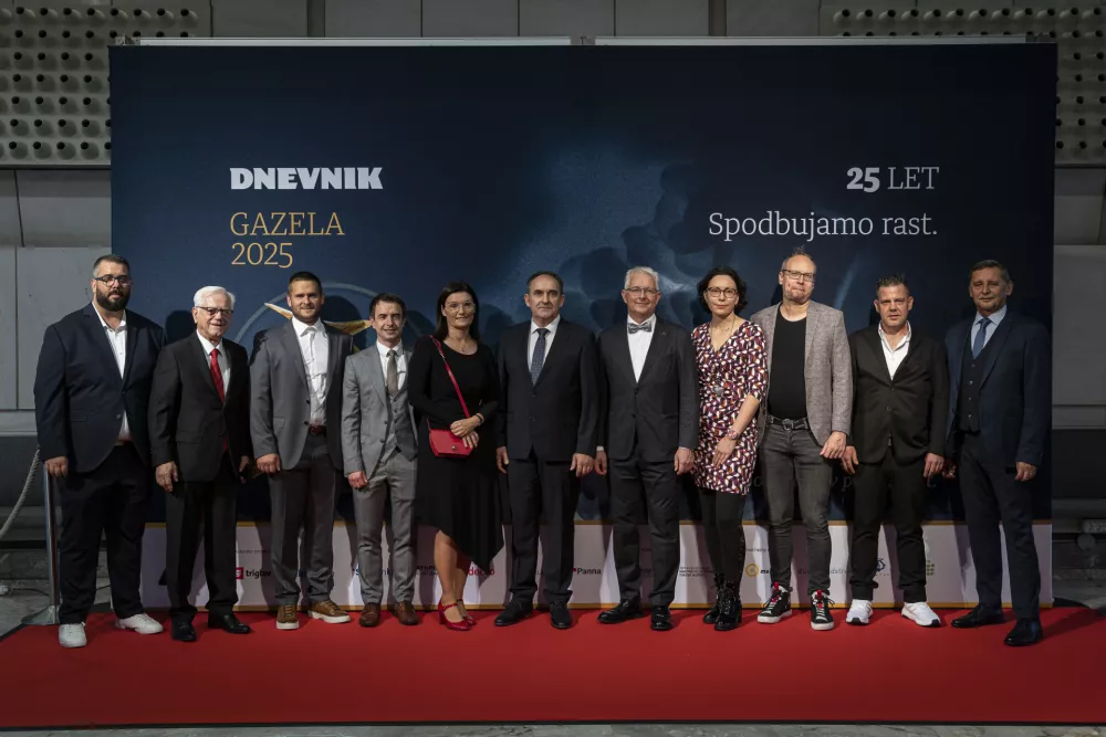 Od leve proti desni: DNEVNIK MEDIJI - Stipe Grubi&scaron;ić, KLS LJUBNO - Mirko Stra&scaron;ek, ELEKTRO UGOV&Scaron;EK - Klemen Ugov&scaron;ek, JAFRAL - Frenk Smrekar, DNEVNIK MEDIJI - Tatjana Tanackovič, ACRYFORM - Stanislav Habinc 