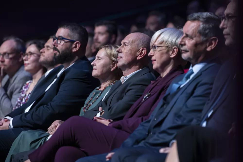 Ode leve proti desni: DOCENTRIC - Jurij Leskovec in Ana Gligorijević, ELEKTRO UGOV&Scaron;EK - Klemen Ugov&scaron;ek, DNEVNIK MEDIJI - Stipe Grubi&scaron;ić, Ada de Costa Petan, DNEVNIK MEDIJI - Bojan Petan, predsednica Republike Slovenije dr. Nata&scaron;a Pirc Musar, DNEVNIK MEDIJI - Miran Lesjak (Foto: Katja Kodba)