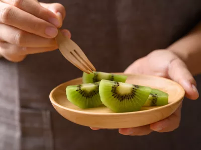 Sliced green kiwi fruit on wooden plate ready to eating, Healthy fruit / Foto: Nungning20