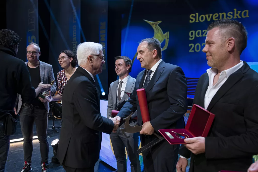 Od leve proti desni: DOCENTRIC - Jurij LEKOVEC in Ana Gligorijević, JAFRAL - Frenk Smrekar, KLS LJUBNO - Mirko Stra&scaron;ek, ACRYFORM - Stanislav Habinc, ROSI TEH - Roman Mikolič (Foto: Katja Kodba)