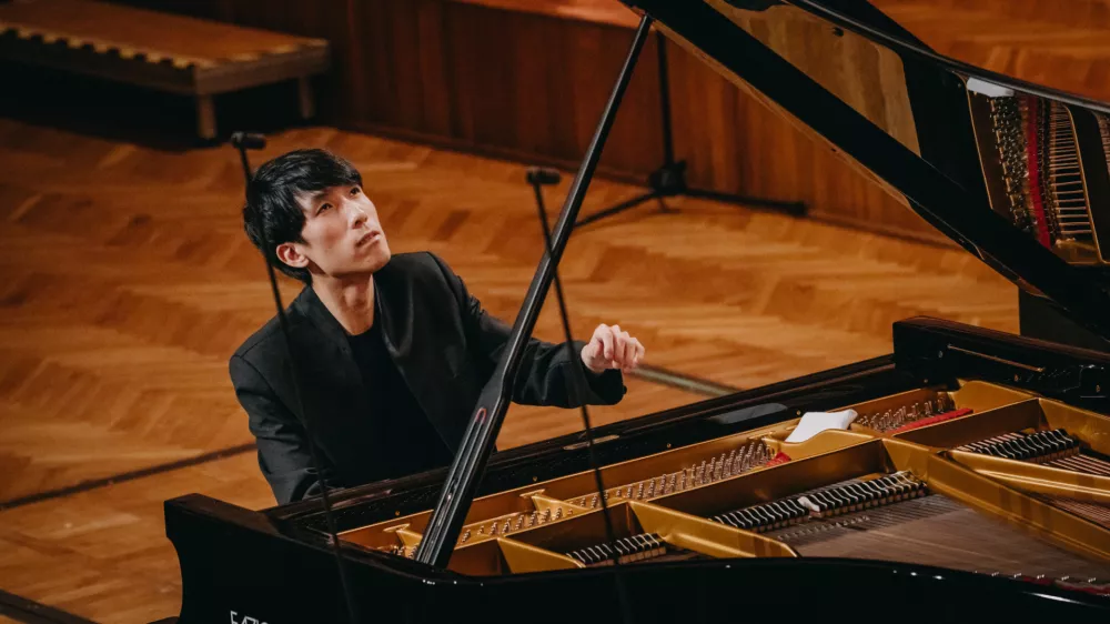 Čari in sence prestiža