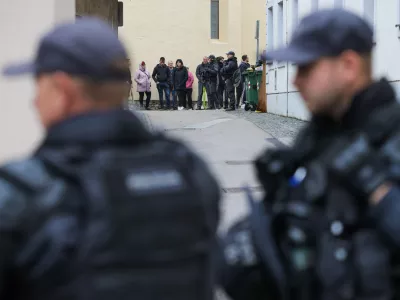 Novo mesto.Policijski specialci pri obcini v Novem mestu.