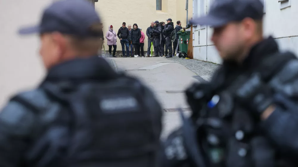 Novo mesto.Policijski specialci pri obcini v Novem mestu.
