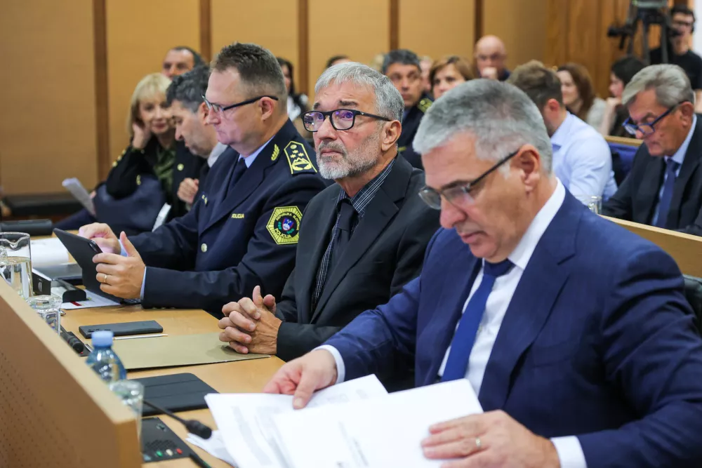 Novo Mesto, Rotovz.Izredna seja obcinskega sveta Mestne obcine Novo mesto, na kateri so obravnavali varnostno problematiko v regiji, nanjo pa so vabljeni tudi predstavniki drzave, med drugim premier Robert Golob in nekateri ministri.Predsednik Vrhovnega sodisca Miodrag orevic in predsednik DS Marko Lotric.