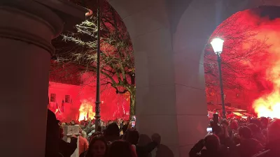 Nekaj po 18. uri so na trgu zagorele bakle. Foto: &Scaron;pela Ferlin