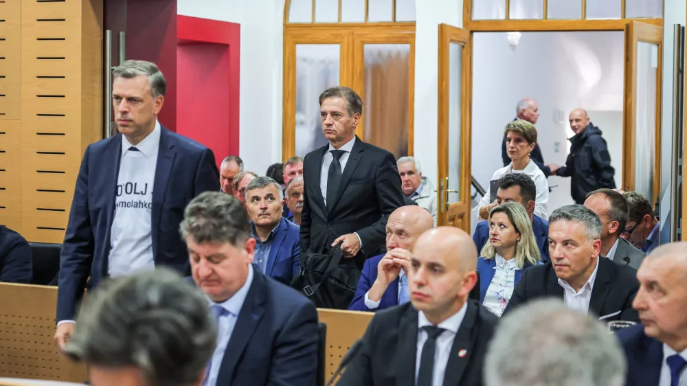Novo Mesto, Rotovz.Izredna seja obcinskega sveta Mestne obcine Novo mesto, na kateri so obravnavali varnostno problematiko v regiji, nanjo pa so vabljeni tudi predstavniki drzave, med drugim premier Robert Golob in nekateri ministri.