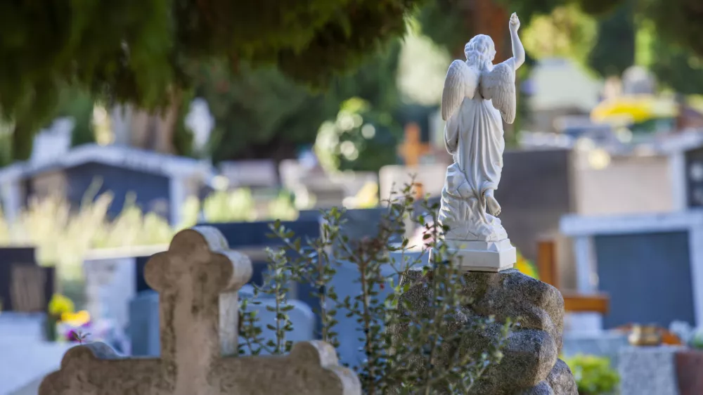 Tudi odnos do grobov nam pokaže del na&scaron;ega odnosa do umrlih.