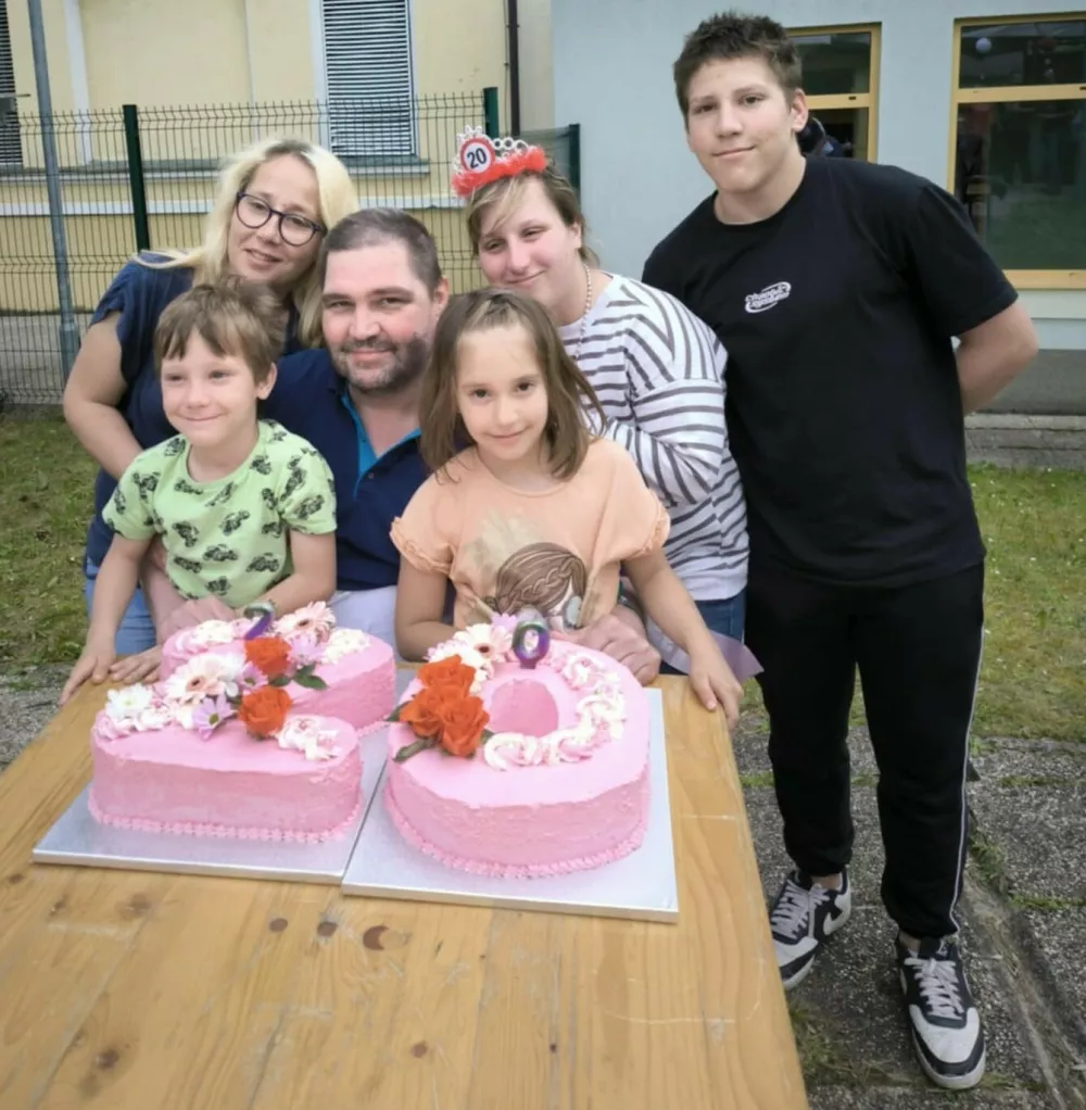 Iskrica, družina Cvirn iz Brestanice ob praznovanju Nejinega 20. rojstnega dne: Mihelca, Nik, Branko, Neja, Nika in Enej. Foto: družinski arhiv / Foto: Družinski Arhiv 