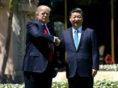 FILE PHOTO: U.S. President Donald Trump (L) and China's President Xi Jinping shake hands while walking at Mar-a-Lago estate after a bilateral meeting in Palm Beach, Florida, U.S., April 7, 2017. REUTERS/Carlos Barria/File Photo / Foto: Carlos Barria