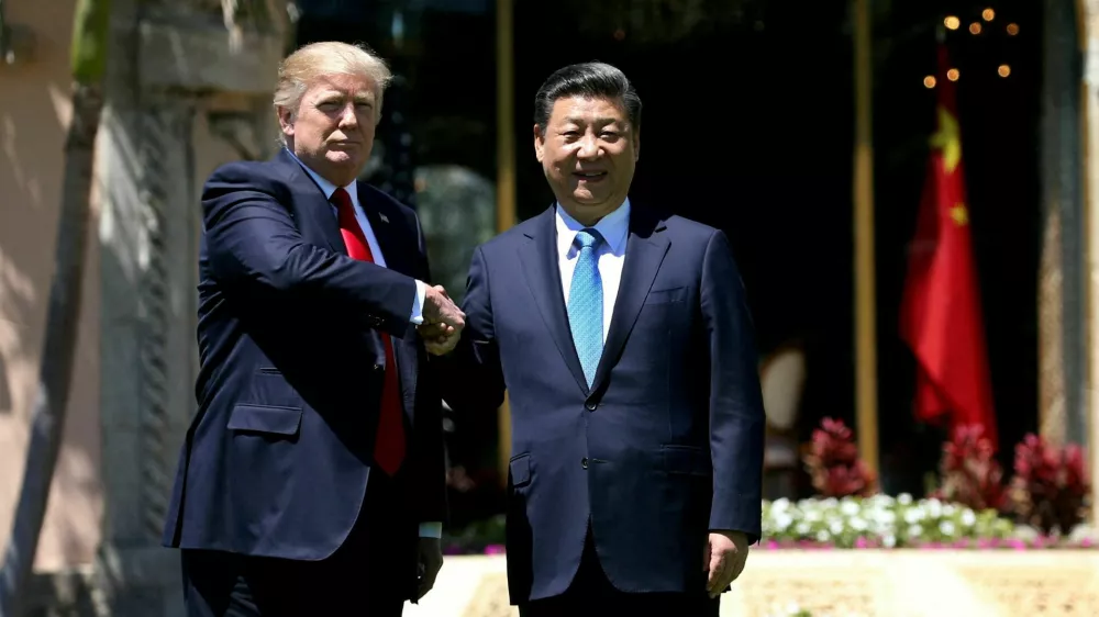 FILE PHOTO: U.S. President Donald Trump (L) and China's President Xi Jinping shake hands while walking at Mar-a-Lago estate after a bilateral meeting in Palm Beach, Florida, U.S., April 7, 2017. REUTERS/Carlos Barria/File Photo / Foto: Carlos Barria