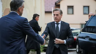 Novo Mesto, Rotovz.Izredna seja obcinskega sveta Mestne obcine Novo mesto, na kateri so obravnavali varnostno problematiko v regiji.Novomeski zupan Gregor Macedoni in predsednik vlade Robert Golob.