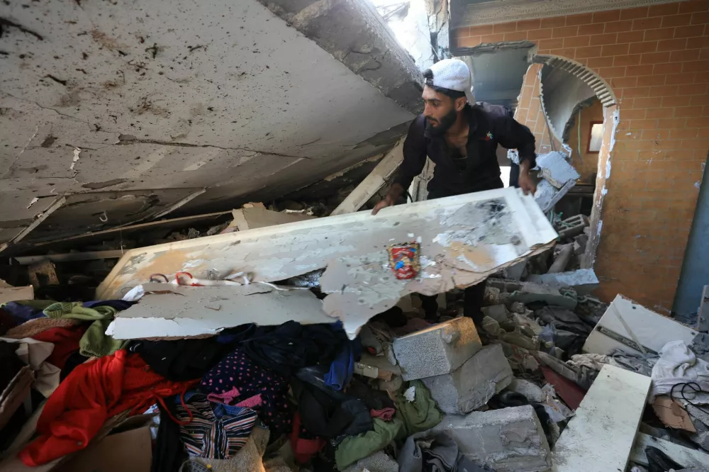 A Palestinian man inspects the site of an overnight Israeli strike on a house in Gaza City, October 29, 2025. REUTERS/Dawoud Abu Alkas