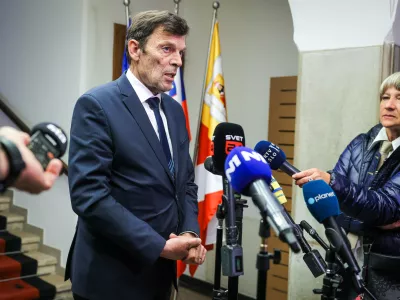 Novo Mesto, Rotovz.Izjava za medije po izredni seji obcinskega sveta Mestne obcine Novo mesto, na kateri so obravnavali varnostno problematiko v regiji, ki so se je udelezili tudi predstavniki drzave, med drugim premier Robert Golob in nekateri ministri.Minister za vzgojo in izobrazevanje Vinko Logaj.