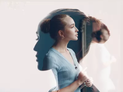 Multiple exposure portrait of european american caucasian woman with serious sad facial expression. Mental health, depression and emotions concept. / Foto: Primipil