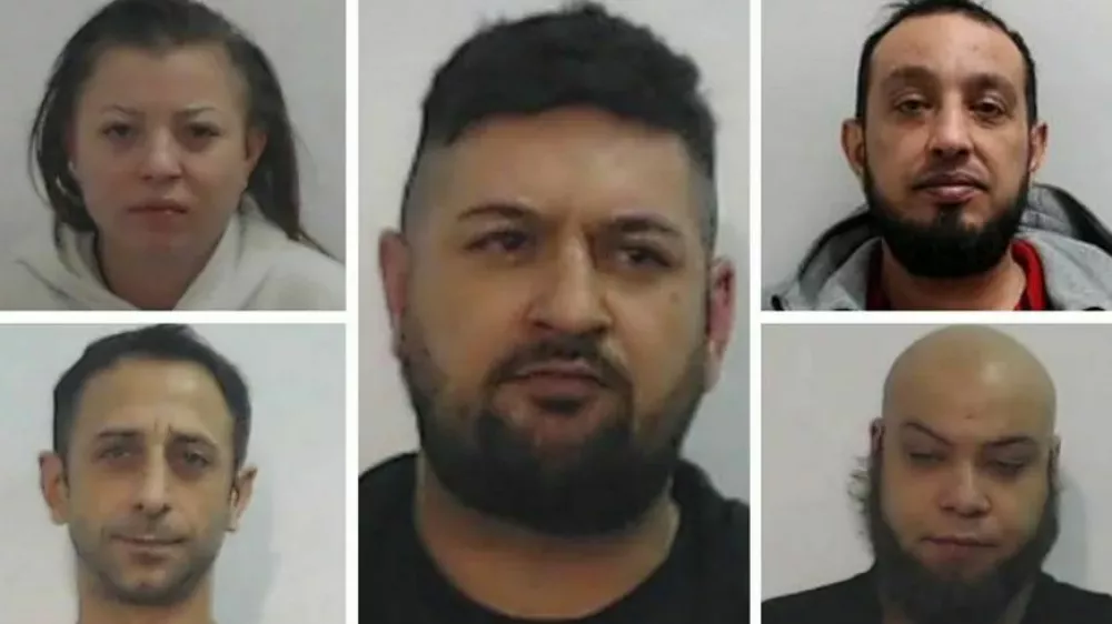 Petčlanska romunska kriminalna združba, &scaron;tirje mo&scaron;ki in ena ženska, so med letoma 2021 in 2022 v različnih stanovanjih po &scaron;kotskem Dundeeju posiljevala in spolno zlorabljala deset žensk, starih med 16 in 30 let. 