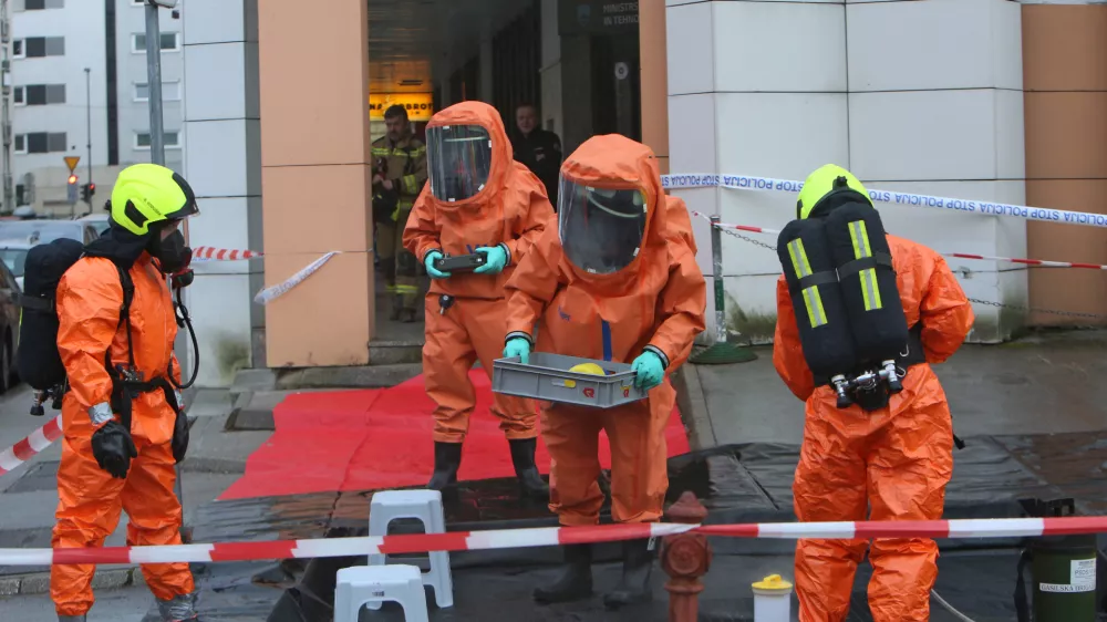 - preplah na ministrstvu za gospodarstvo - prejeli pismo iz katerega se je usul beli prah, ki bi lahko bil antraks. - plinotesna za&scaron;čitna obleka - 06.03.2017 - Ministrstvo za gospodarski razvoj in tehnologijo RS, Kotnikova ulica 5 //FOTO: Tomaž Skale