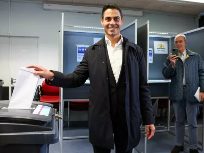 Democrats 66 (D66) party leader Rob Jetten casts his vote during the Dutch parliamentary election, in The Hague, Netherlands, October 29, 2025. REUTERS/Piroschka van de Wouw 