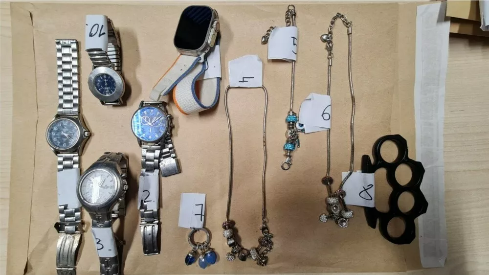 Pri osumljencu velike tatvine so zasegli nakit, ure, pa tudi kovinski bokser. 