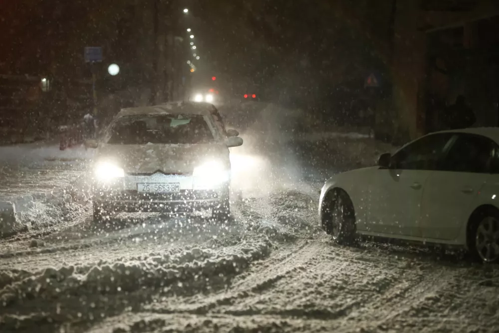 Velika Gorica, Croatia - January 13, 2017: Cars passing through the intersection of roads in the aggravated traffic due to strong snowfall in Velika Gorica, Croatia. / Foto: Idealphoto30