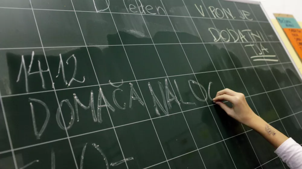 - &scaron;olstvo - osnovno&scaron;olci - učenci - pouk - domača naloga - &scaron;olska tabla- Osnovna &scaron;ola Ledina, Komenskega ulica 19 //FOTO: Luka Cjuha