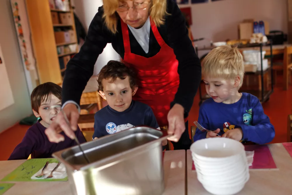 vzgojiteljica - prehrana - kosilo - obrok - otrok- Vrtec Trnovo - zavod za pred&scaron;olsko vzgojo - pred&scaron;olski otroci -    //FOTO: Jaka Gasar