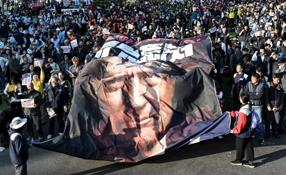 Anti-Trump activists hold a giant banner depicting U.S. President Donald Trump, as they take part in a rally on the occasion of Trump's visit to South Korea for the 2025 Asia-Pacific Economic Cooperation (APEC) leaders' summit in Gyeongju, South Korea, October 29, 2025. Yonhap/via REUTERS    ATTENTION EDITORS - THIS IMAGE HAS BEEN SUPPLIED BY A THIRD PARTY. NO RESALES. NO ARCHIVE. SOUTH KOREA OUT. NO COMMERCIAL OR EDITORIAL SALES IN SOUTH KOREA.   TPX IMAGES OF THE DAY
