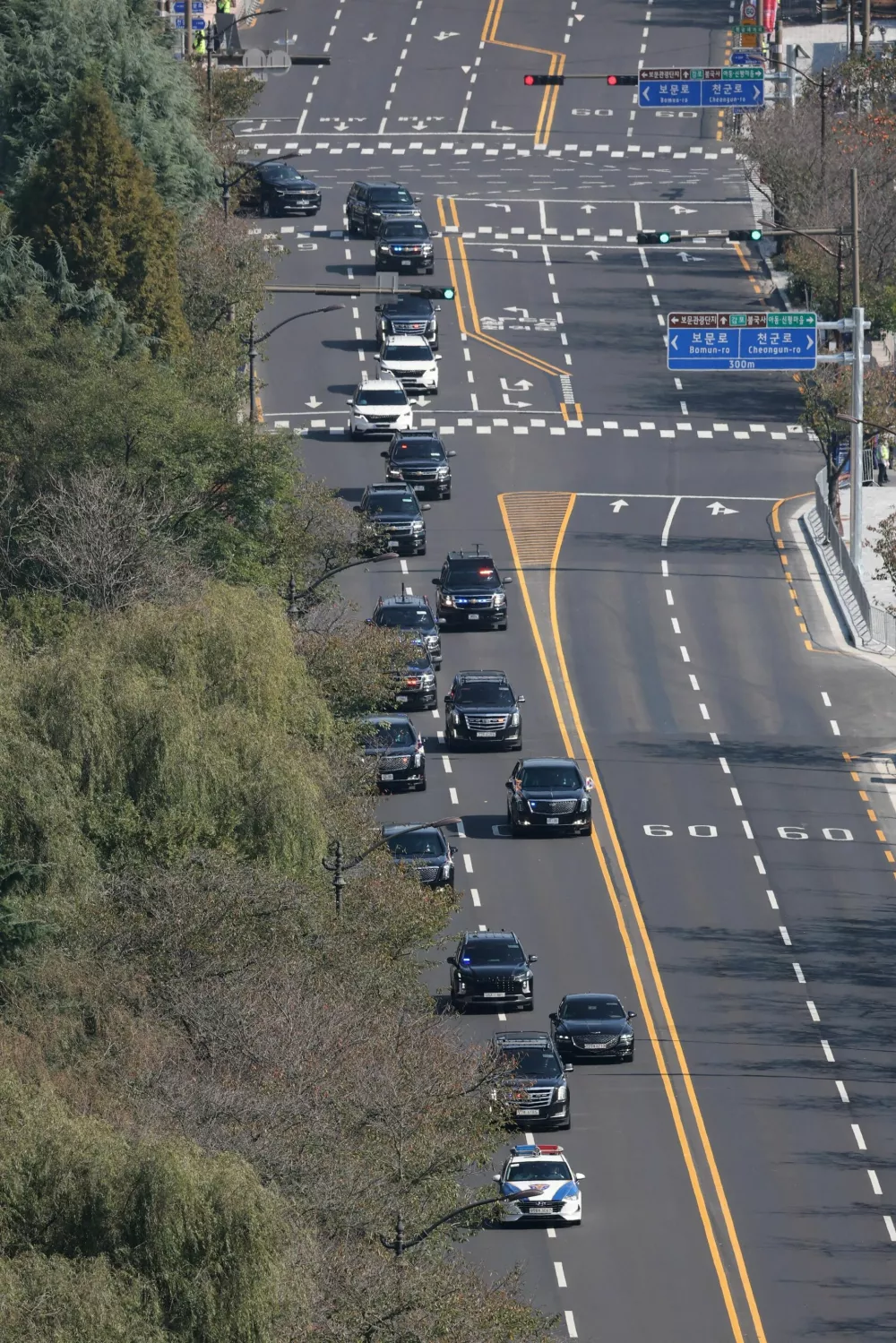 A motorcade carrying U.S. President Donald Trump heads down a road in Gyeongju, South Korea, October 29, 2025. Yonhap/via REUTERS    ATTENTION EDITORS - THIS IMAGE HAS BEEN SUPPLIED BY A THIRD PARTY. NO RESALES. NO ARCHIVE. SOUTH KOREA OUT. NO COMMERCIAL OR EDITORIAL SALES IN SOUTH KOREA.   TPX IMAGES OF THE DAY