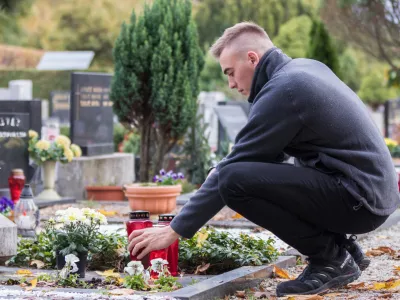 Po bontonu ni povsem vseeno, kako smo oblečeni, ko pridemo na grob. / Foto: Istock