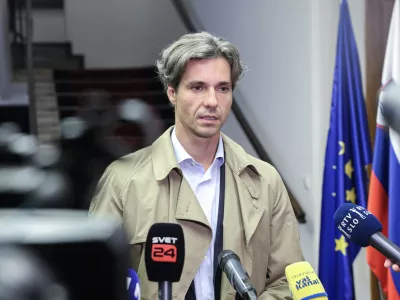 Luka Mesec- 28.10.2025 - Izredna skup&scaron;čina občine Novo Mesto s svetniki in predstavniki vlade in protest proti romskemu nasilju z naslovom Dovolj je!//FOTO: Jaka Gasar