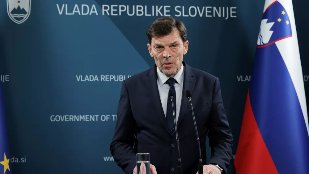 Ljubljana, vlada.Novinarska konferenca po seji vlade.Minister za vzgojo in izobrazevanje Vinko Logaj.
