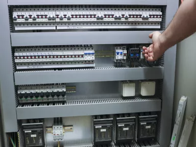 simbolična fotografija - elektrika - podražitev - omrežnine - omrežnina14.11.2024 - Podražitev elektrike - elekro omarica - varovalka - varovalke - podražitev elektrike za gospodinjstvaFOTO: Luka Cjuha