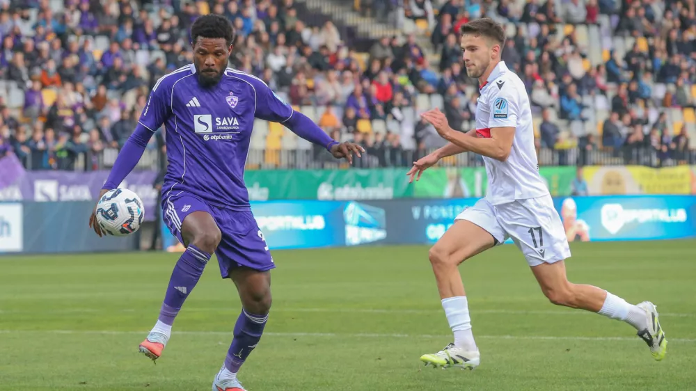 Slovenija, Maribor, 25.10.2025 - nogomet, 1.liga, NK Maribor, NK Primorje. Benjamin Tetteh (levo), Žane Be&scaron;ir (desno) 