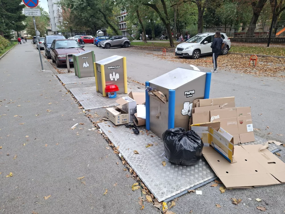 Smeti, umazanija in smrad okoli potopnih odlagali&scaron;č vse bolj jezijo občane