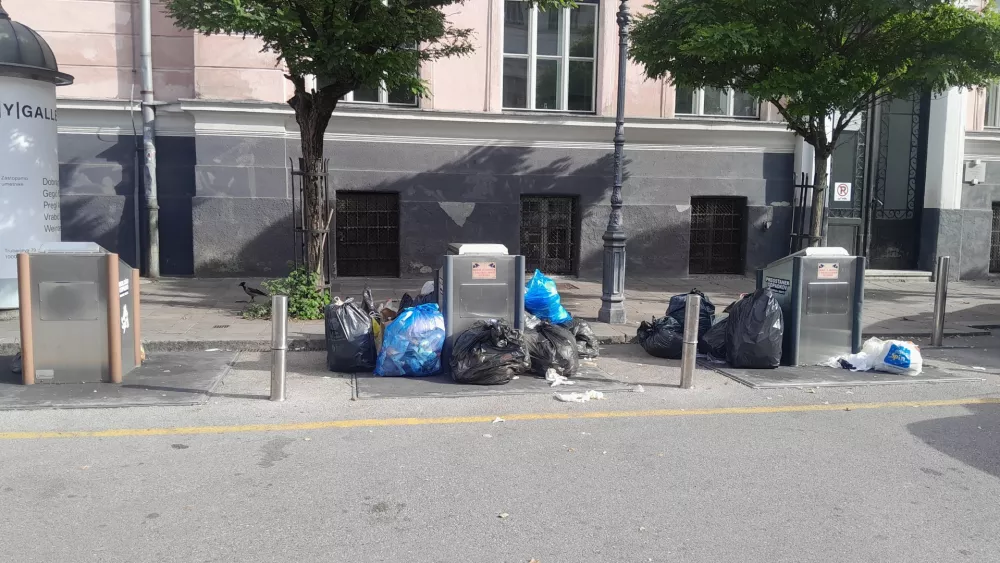 Smeti, umazanija in smrad okoli potopnih odlagali&scaron;č vse bolj jezijo občane
