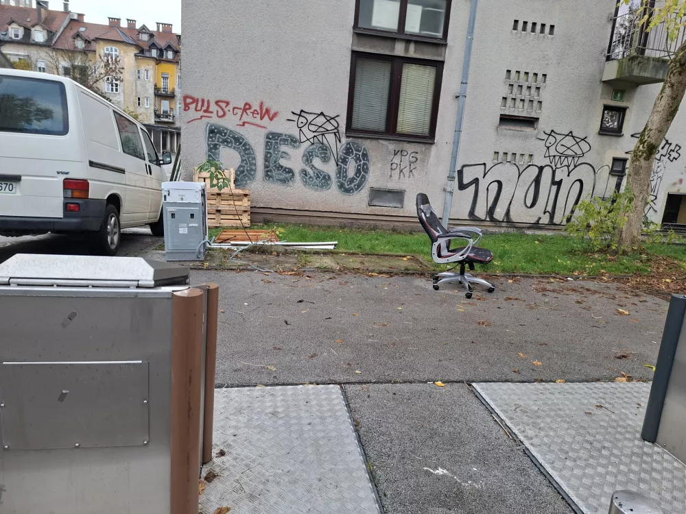 Smeti, umazanija in smrad okoli potopnih odlagali&scaron;č vse bolj jezijo občane