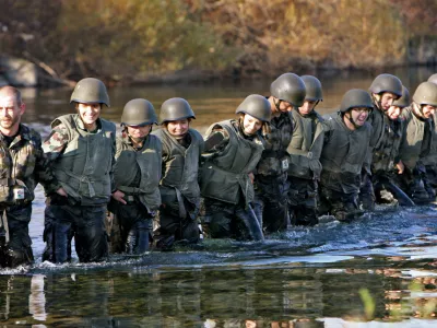 &Scaron;tipendije za vojake krepko vi&scaron;je kot za socialne delavce in učitelje