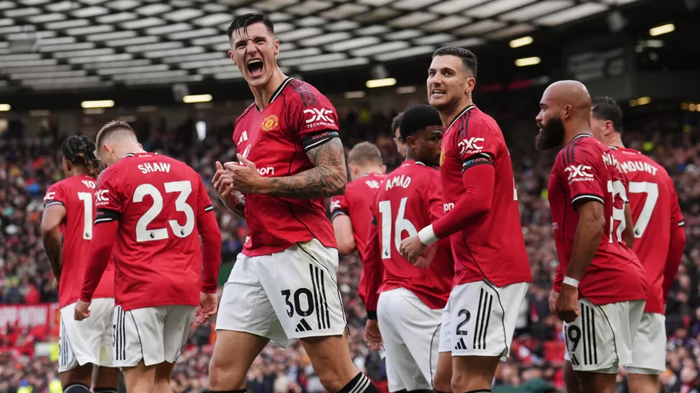 04 October 2025, United Kingdom, Manchester: Manchester United's Benjamin Sesko (3rd L) celebrates scoring his side's second goal with teammates during the English Premier League soccer match between Manchester United and Sunderland at Old Trafford. Photo: Martin Rickett/PA Wire/dpa