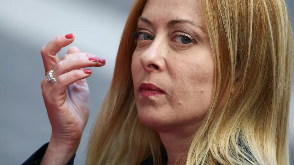 Italian Prime Minister Giorgia Meloni waits for the arrival of French President Emmanuel Macron, at Palazzo Chigi, in Rome, Italy, June 3, 2025. REUTERS/Guglielmo Mangiapane