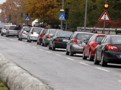 prometni zastoj pri žalah- pokopali&scaron;če ljubljanske Žale - urejenje grobov - Dan spomina na mrtve, dan mrtvih//FOTO: Bojan Velikonja