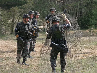 prikaz vaje - pripadniki voja&scaron;ke policije pri urjenju postopkov z vojnimi ujetniki- voja&scaron;ko vadi&scaron;če Poček pri Postojni - Slovenska vojska (SV) - enota voja&scaron;ka policija (VP) - 17. bataljon voja&scaron;ke policije VP SV//FOTO: Luka CjuhaOPOMBA: ZA OBJAVO V ČASOPISU DNEVNIK
