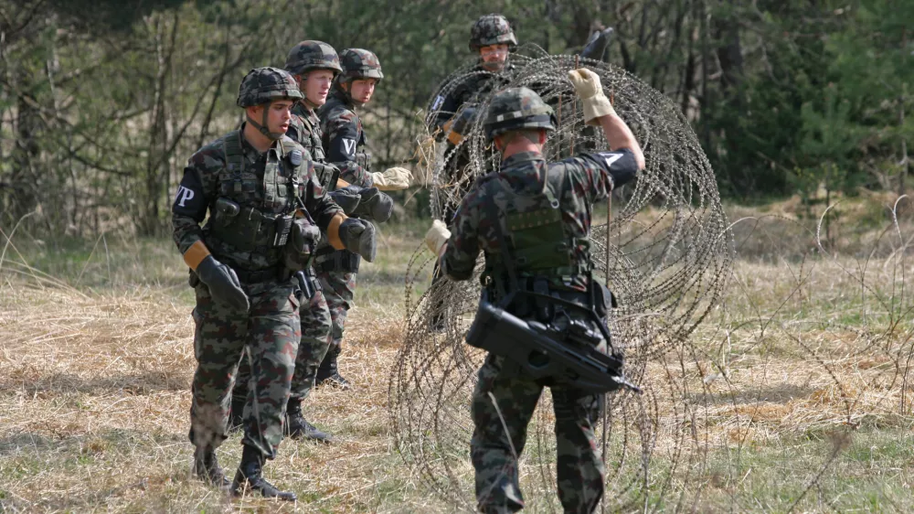 prikaz vaje - pripadniki voja&scaron;ke policije pri urjenju postopkov z vojnimi ujetniki- voja&scaron;ko vadi&scaron;če Poček pri Postojni - Slovenska vojska (SV) - enota voja&scaron;ka policija (VP) - 17. bataljon voja&scaron;ke policije VP SV//FOTO: Luka CjuhaOPOMBA: ZA OBJAVO V ČASOPISU DNEVNIK