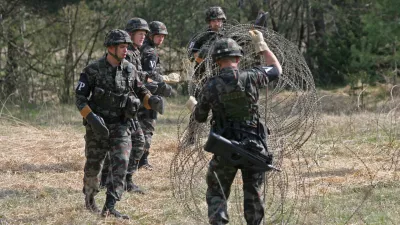 prikaz vaje - pripadniki voja&scaron;ke policije pri urjenju postopkov z vojnimi ujetniki- voja&scaron;ko vadi&scaron;če Poček pri Postojni - Slovenska vojska (SV) - enota voja&scaron;ka policija (VP) - 17. bataljon voja&scaron;ke policije VP SV//FOTO: Luka CjuhaOPOMBA: ZA OBJAVO V ČASOPISU DNEVNIK
