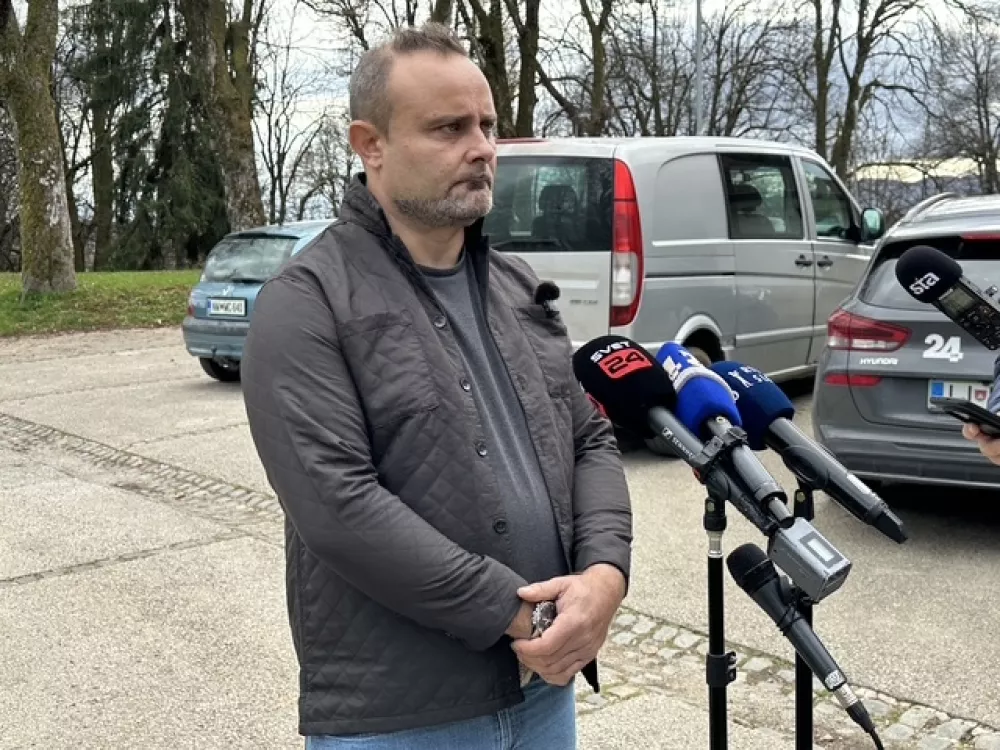 Crnomelj.Izjava za medije v sklopu shoda predstavnikov romske skupnosti.Predsednik Zveze za razvoj romske skupnosti iz Crnomlja Zvonko Golobic.