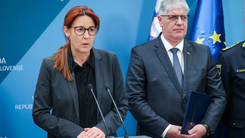 Ljubljana, vlada RS.Izjava za medije predsednika vlade Roberta Goloba in resornih ministrov glede tragicnega dogodka smrtonosnega napada v Novem mestu.Ministrica za pravosodje Andreja Katic in minister za notranje zadeve Bostjan Poklukar.