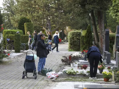 28.10.2024 - pokopali&scaron;če Žale - urejanje grobov pred praznikom dan mrtvih - prodaja cvetjaFOTO: LUKA CJUHA
